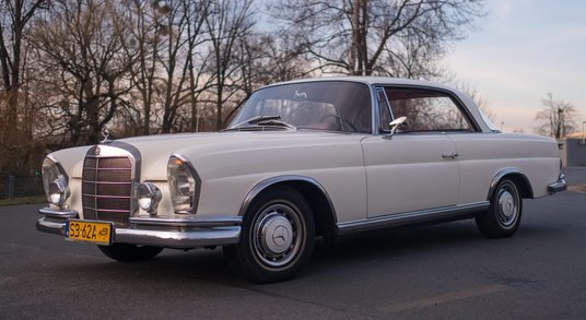 Sprowadzony z Francji Mercedes jest po częściowym remoncie, więc dla pełnego efektu wymaga pewnego d