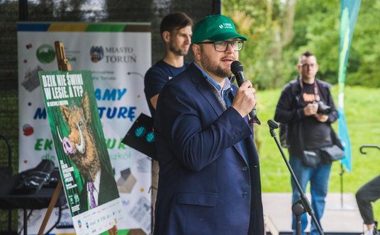 Prezydent Torunia Paweł Gulewski daje sygnał do startu akcji sprzątania Torunia.