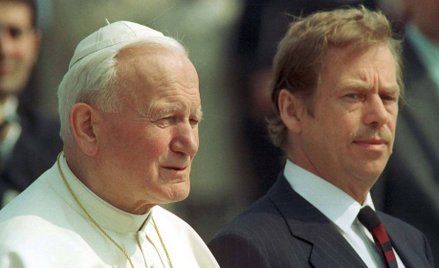 Papież Jan Paweł II i prezydent Václav Havel podczas uroczystości rozpoczynających papieską wizytę w