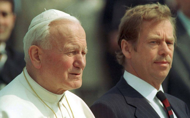 Papież Jan Paweł II i prezydent Václav Havel podczas uroczystości rozpoczynających papieską wizytę w