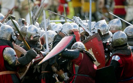 Inscenizacje bitwy przyciągają coraz więcej uczestników i widzów.