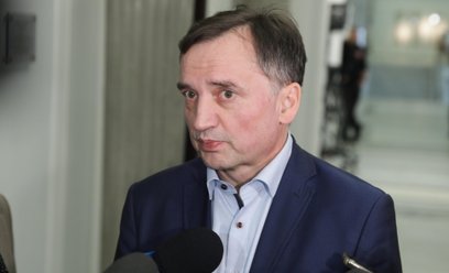 Poseł Prawa i Sprawiedliwości Zbigniew Ziobro na korytarzu Sejmu w Warszawie w trakcie posiedzenia i