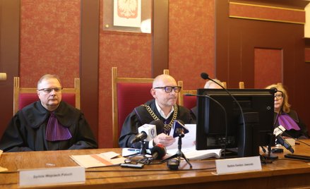 Przewodniczący składu orzekającego sędzia Gwidon Jaworski (2L) na sali Sądu Apelacyjnego w Katowicac