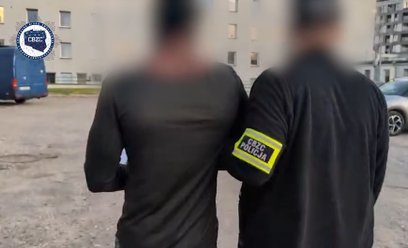 Policja zatrzymała trzech Nigeryjczyków i Polkę, podejrzanych o oszustwa. Zdjęcie (kadr z nagrania u