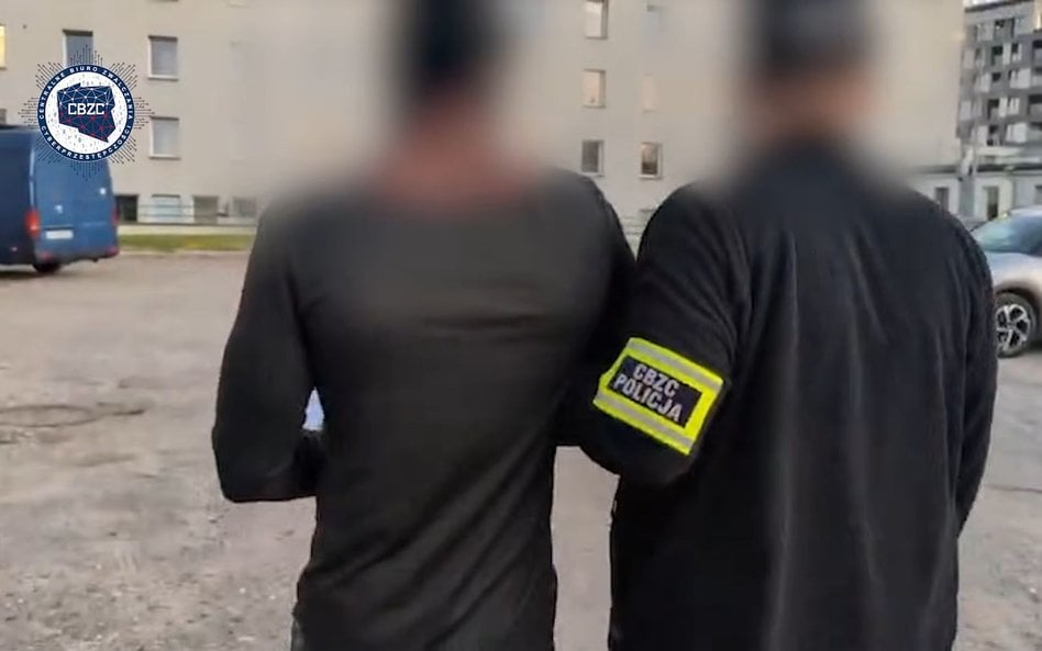 Policja zatrzymała trzech Nigeryjczyków i Polkę, podejrzanych o oszustwa. Zdjęcie (kadr z nagrania u