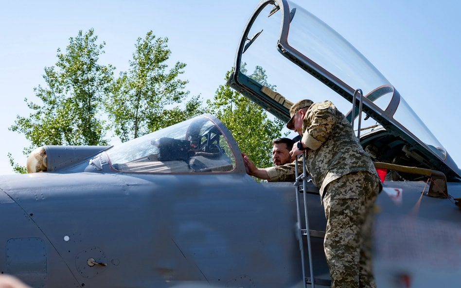 Wołodymyr Zełenski za sterami Su-24