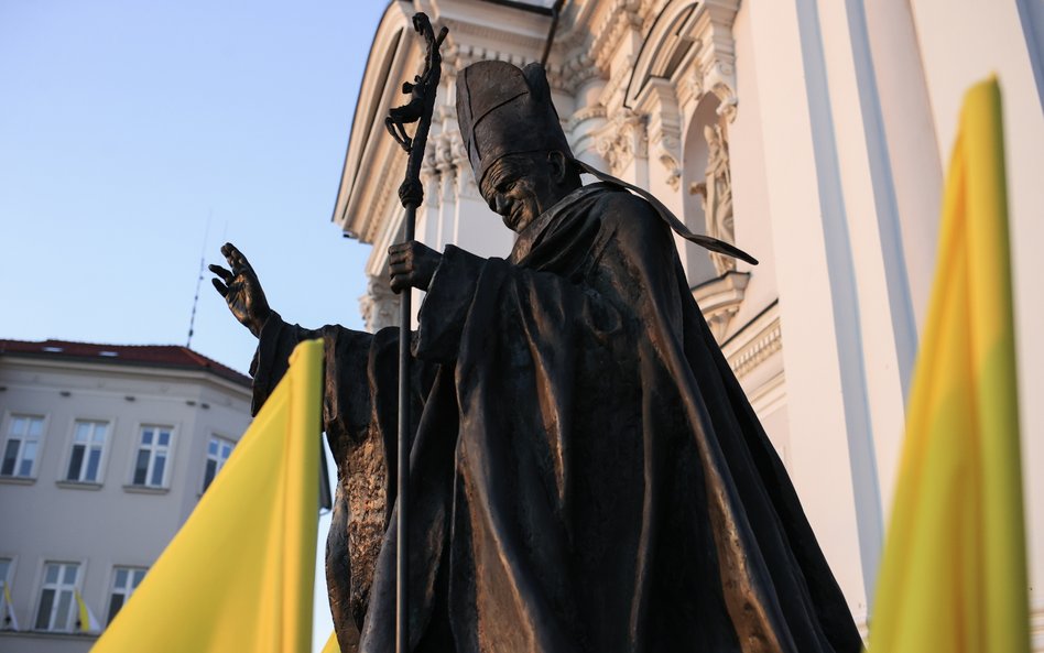 Jan Paweł II nagle znikł, bo okazało się, że jego nauczanie (w odróżnieniu od jego wizerunku) nie je