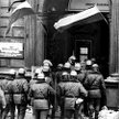 Milicjanci wchodzą 13 grudnia 1981 roku do siedziby Zarządu Regionu „Solidarności” Ziemi Łódzkiej. P