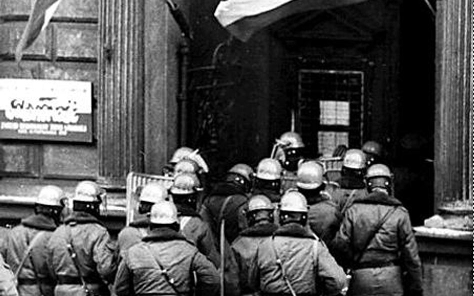 Milicjanci wchodzą 13 grudnia 1981 roku do siedziby Zarządu Regionu „Solidarności” Ziemi Łódzkiej. P