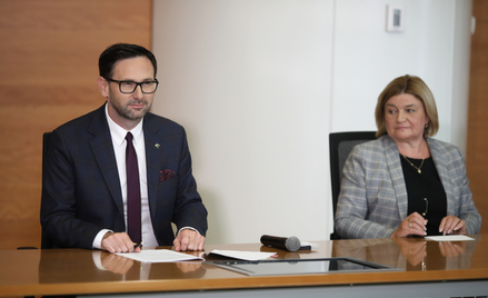 Prezes PKN Orlen Daniel Obajtek i prezes Grupy Lotos Zofia Paryła