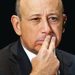 Lloyd Blankfein, prezes Goldmana Sachsa, musi bronić tej instytucji przed zarzutami, że w przededniu