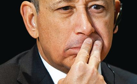 Lloyd Blankfein, prezes Goldmana Sachsa, musi bronić tej instytucji przed zarzutami, że w przededniu