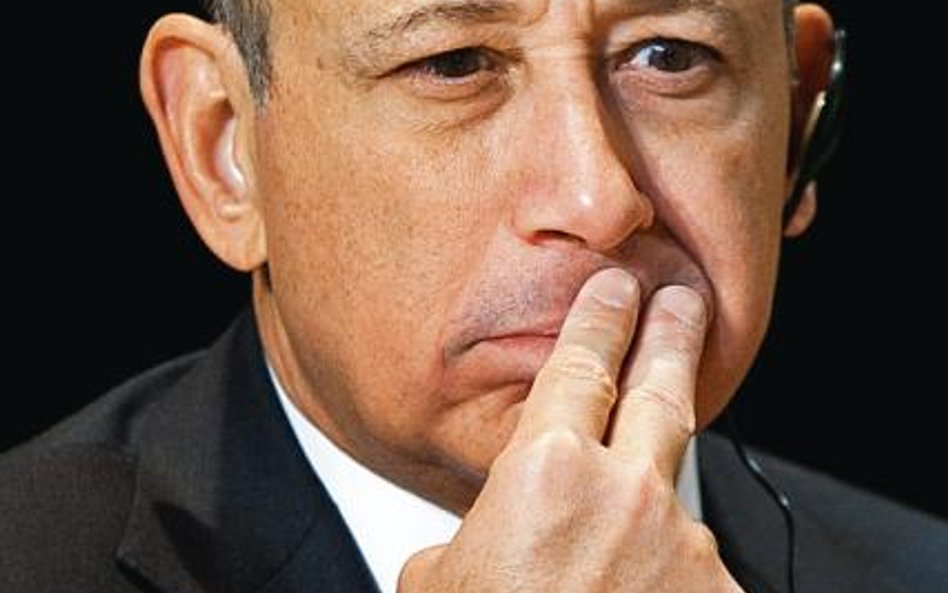 Lloyd Blankfein, prezes Goldmana Sachsa, musi bronić tej instytucji przed zarzutami, że w przededniu