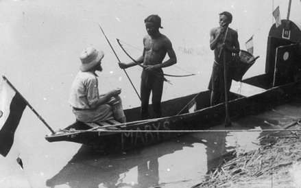 Kongo Belgijskie 1933r., Nowak z tubylcami w łódce "Maryś" na brzegu rzeki Kasai. Na łódce powiewa p