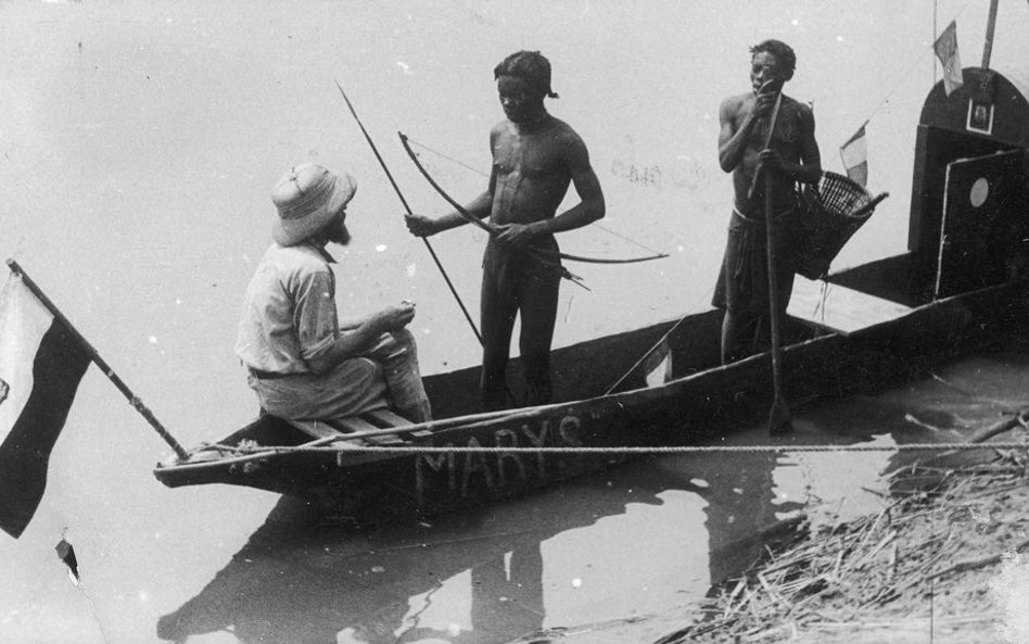 Kongo Belgijskie 1933r., Nowak z tubylcami w łódce "Maryś" na brzegu rzeki Kasai. Na łódce powiewa p