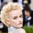 Julia Garner zagra Madonnę w jej autobiograficznym filmie