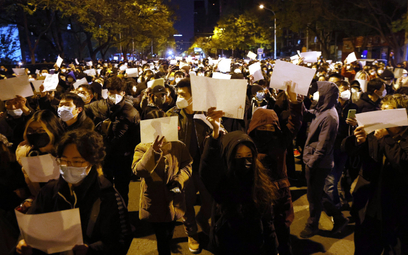 Mieszkańcy wielu chińskich miast protestują przeciwko restrykcjom pandemicznym. W niektórych miejsca