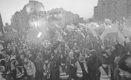 Ponieważ Warszawą rządzi PO, więc obszar miasta jest przez manisfestujących zaliczany do wrogiego ob