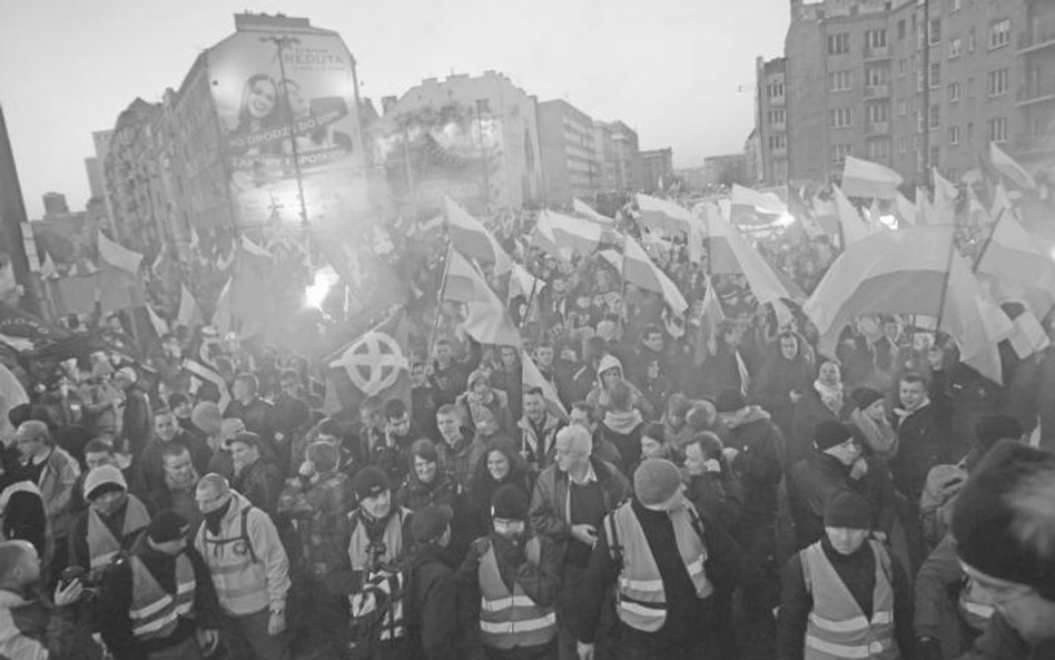 Ponieważ Warszawą rządzi PO, więc obszar miasta jest przez manisfestujących zaliczany do wrogiego ob