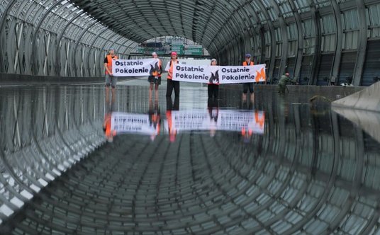 Protest Ostatniego Pokolenia na trasie S8 w Warszawie.