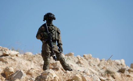 Izraelski żołnierz w pobliżu Hebronu na okupowanym przez Izrael Zachodnim Brzegu