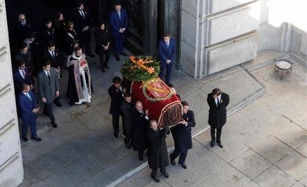 Trumna z prochami Francisco Franco okryta całunem z jego rodowym herbem opuszcza bazylikę Valle de l