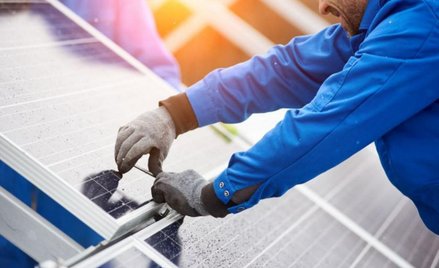 Baterie słoneczne na budynkach i nowe latarnie na ulicach