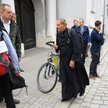 Były salezjanin ks. Michał Woźnicki (C) podczas eksmisji z domu zakonnego w Poznaniu