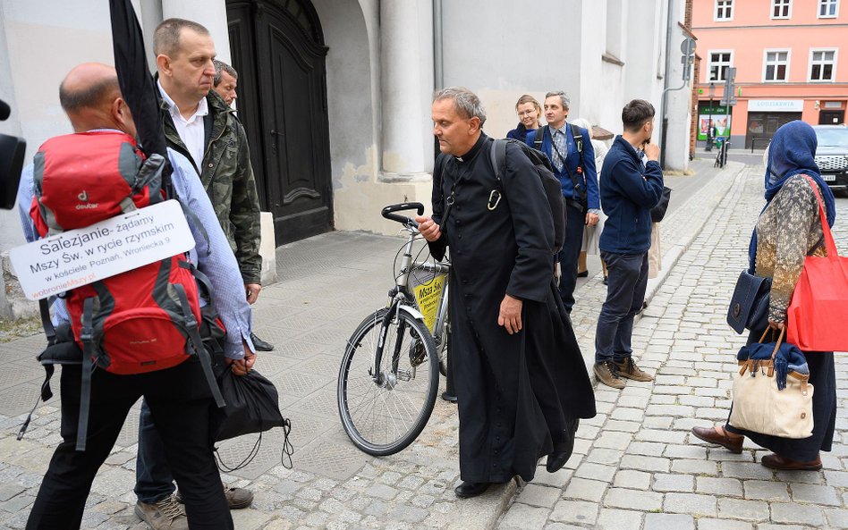 Były salezjanin ks. Michał Woźnicki (C) podczas eksmisji z domu zakonnego w Poznaniu