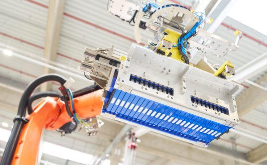 Škoda w Mladá Boleslav otwiera nową halę montażu systemów bateryjnych.