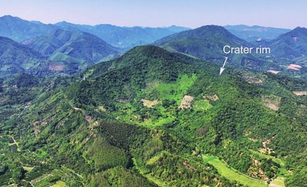 Panoramiczny widok krateru Jinlin w Chinach. Zdjęcie struktury wykonano w maju 2025 r.