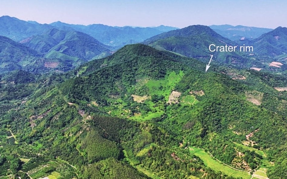 Panoramiczny widok krateru Jinlin w Chinach. Zdjęcie struktury wykonano w maju 2025 r.