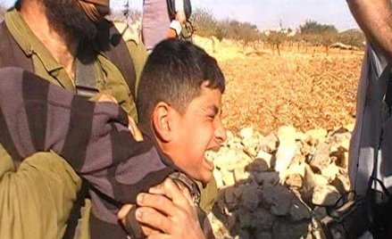 Zatrzymanie palestyńskiego chłopca przez izraelskich żołnierzy. Fot. Palestine Solidarity Project