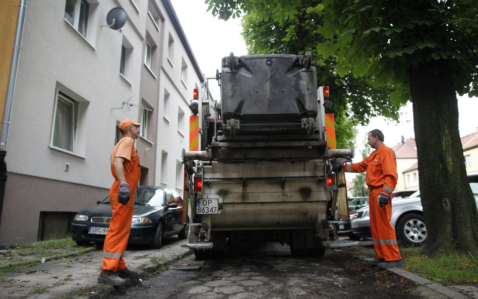 Od 1 kwietnia w Warszawie zaczyna obowiązywać nowy system wyliczania opłat za wywóz śmieci. Dla więk