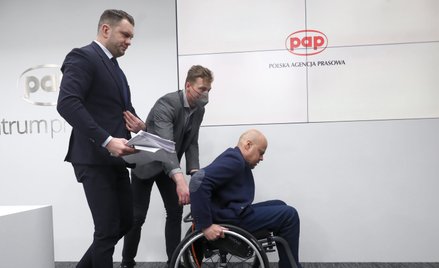 Łukasz Mejza (na pierwszym planie z dokumentami) twierdzi, że stawiane mu zarzuty są  nieprawdziwe. 