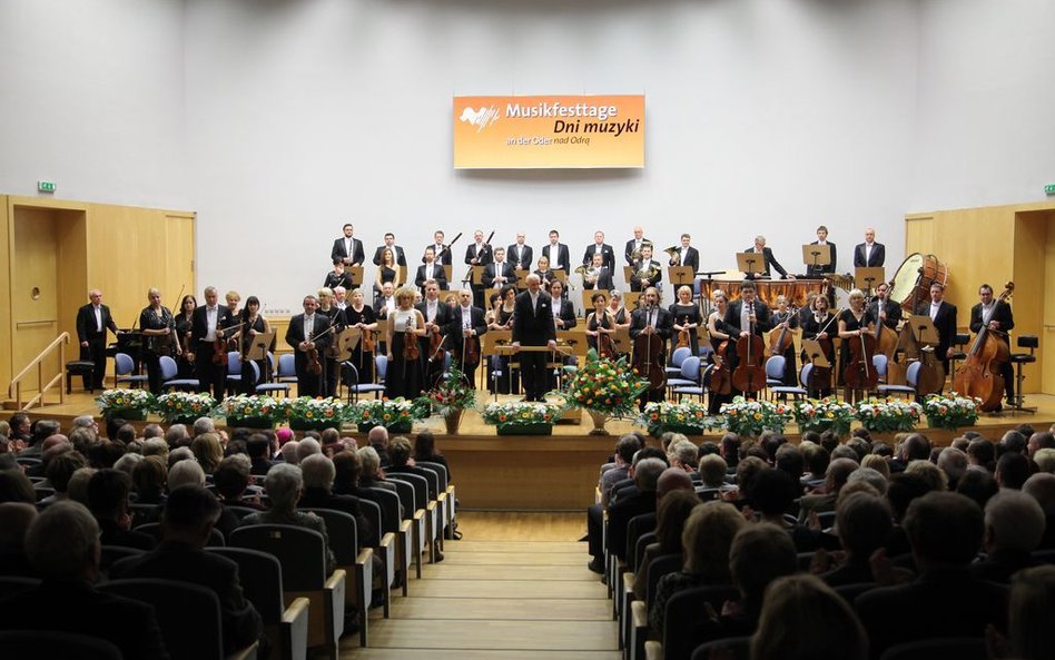 Orkiestra Filharmonii Zielonogórskiej podczas edycji „Dni muzyki nad Odrą” w 2013 roku.