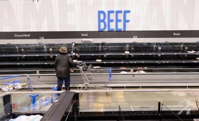 Przed nadejściem burzy Amerykanie zrobili zapasy. Na zdjęciu: puste półki w dziale mięsnym sklepu w 