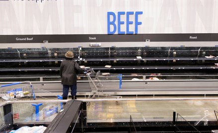 Przed nadejściem burzy Amerykanie zrobili zapasy. Na zdjęciu: puste półki w dziale mięsnym sklepu w 