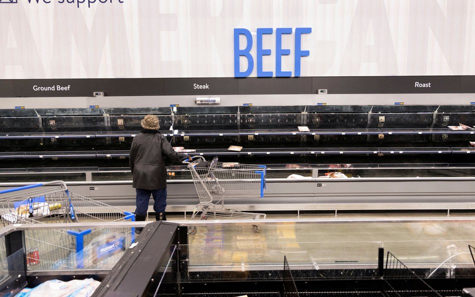 Przed nadejściem burzy Amerykanie zrobili zapasy. Na zdjęciu: puste półki w dziale mięsnym sklepu w 