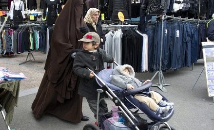 Noszenie burki w miejscach publicznych jest we Francji zakazane od ponad dwóch lat. Na zdjęciu muzuł