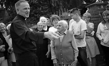Kapłan eskaluje emocje wiernych w Jasienicy zamiast je tonować – uważa autor