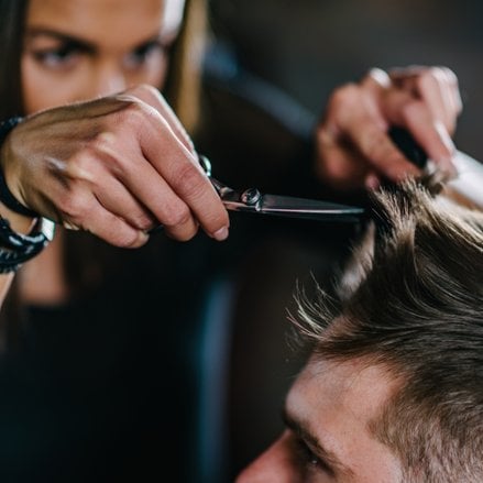 Kobieta barber. Stylizacja włosów