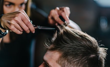 Kobieta barber. Stylizacja włosów