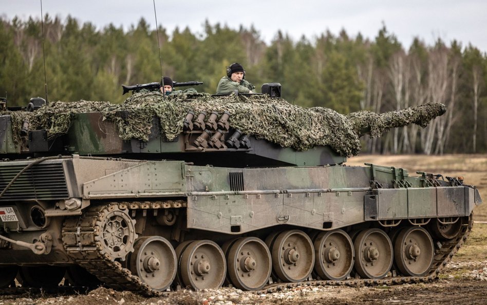 Polscy i ukraińscy żołnierze podczas szkolenia z obsługi czołgów Leopard 2 A4 w ośrodku w Świętoszow