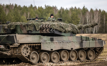 Polscy i ukraińscy żołnierze podczas szkolenia z obsługi czołgów Leopard 2 A4 w ośrodku w Świętoszow