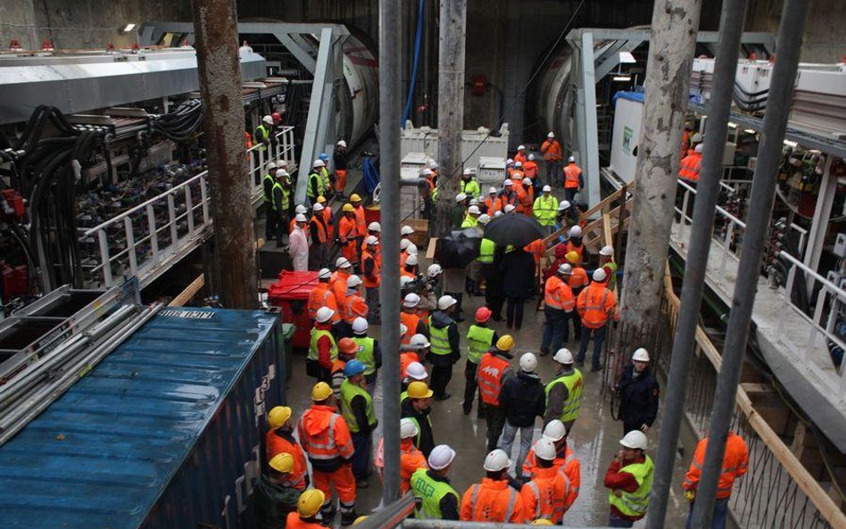 Osunięcie ziemi na budowie metra, utrudnienia w ruchu