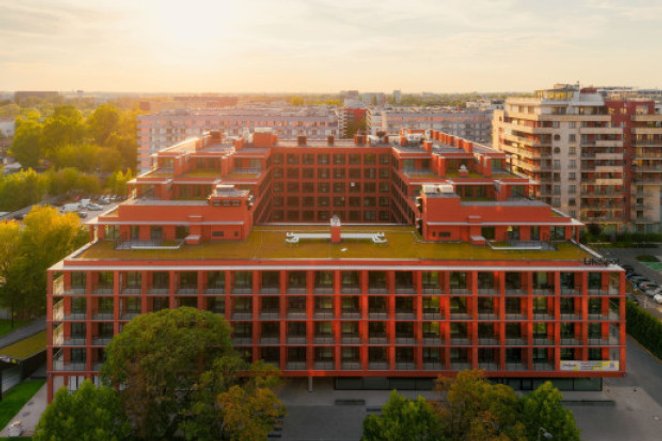 Budynek LifeSpot, który nawiązuje do przemysłowej historii Służewca, oferuje ponad 430 lokali i jest