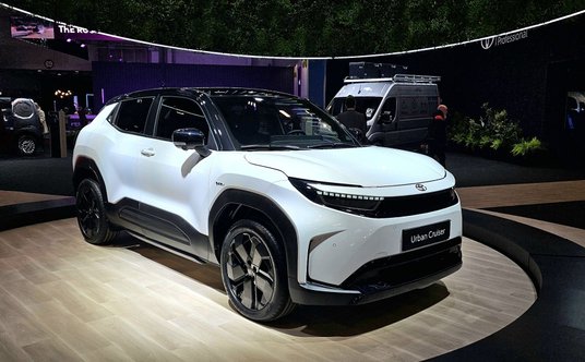 Toyota Urban Cruiser to elektryczny model, który ma ściągnąć nieco więcej klientów e-aut do salonów 