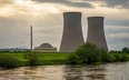 Drugi duży atom i mały atom idą do przodu. Przynajmniej na papierze