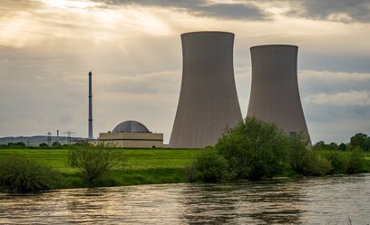 Drugi duży atom i mały atom idą do przodu. Przynajmniej na papierze
